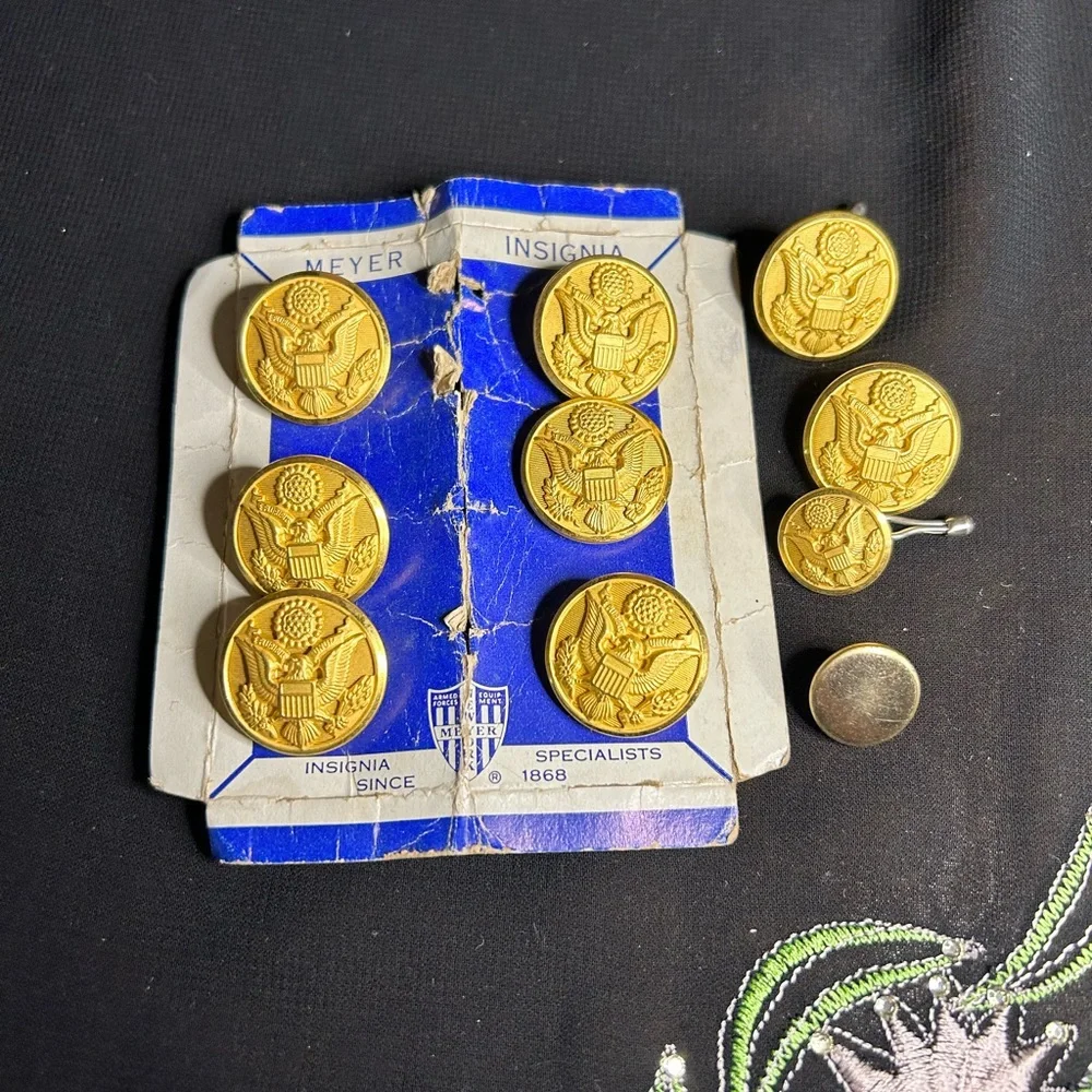 VTG Post WW2 1940s Dress Army Golden Eagle buttons, still attached to card. - Picture 1 of 5